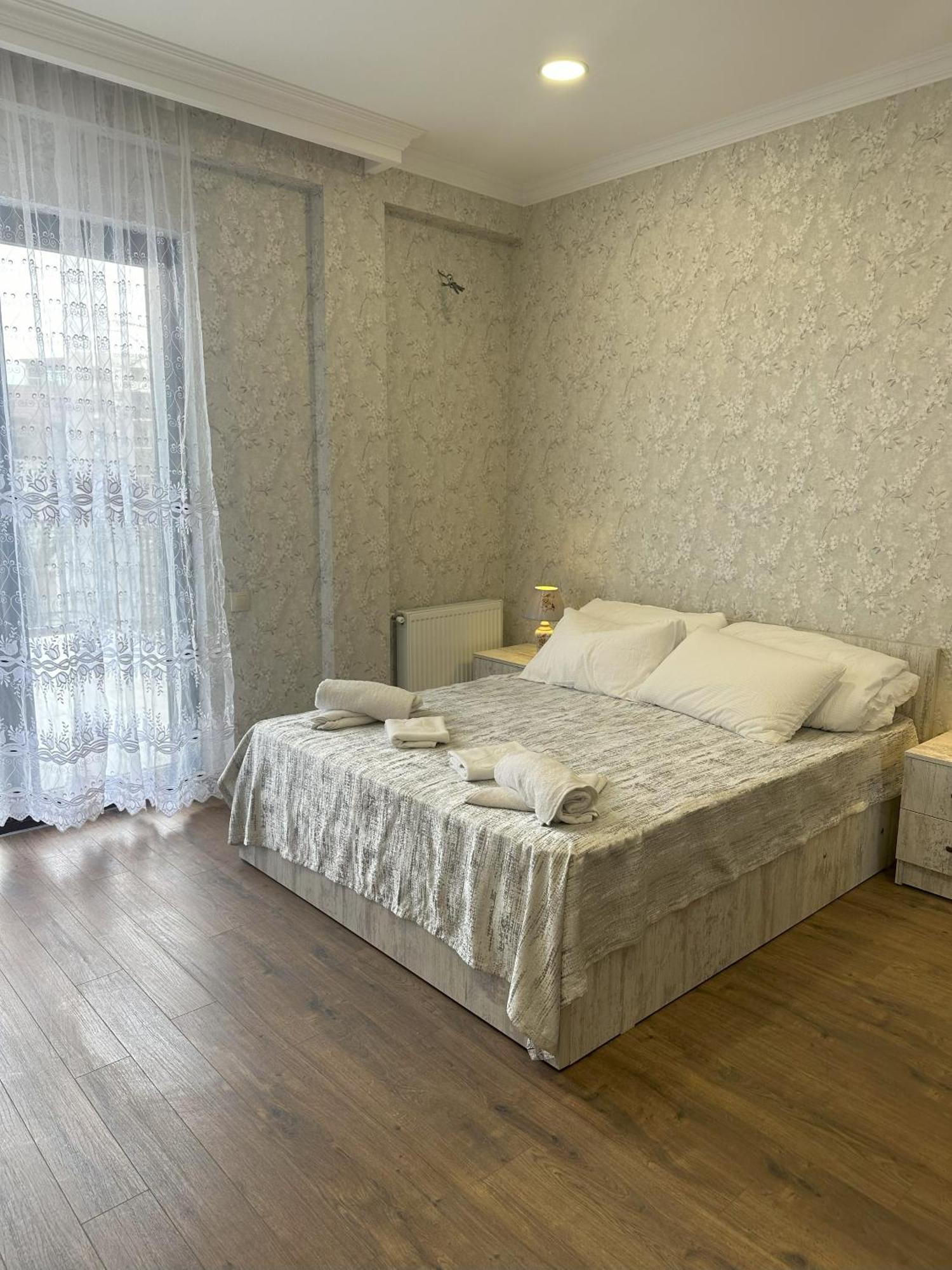 Three Palms Guest House Tbilisi Ngoại thất bức ảnh