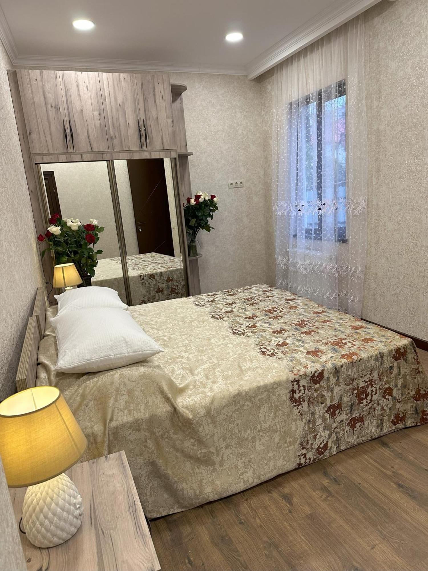 Three Palms Guest House Tbilisi Ngoại thất bức ảnh