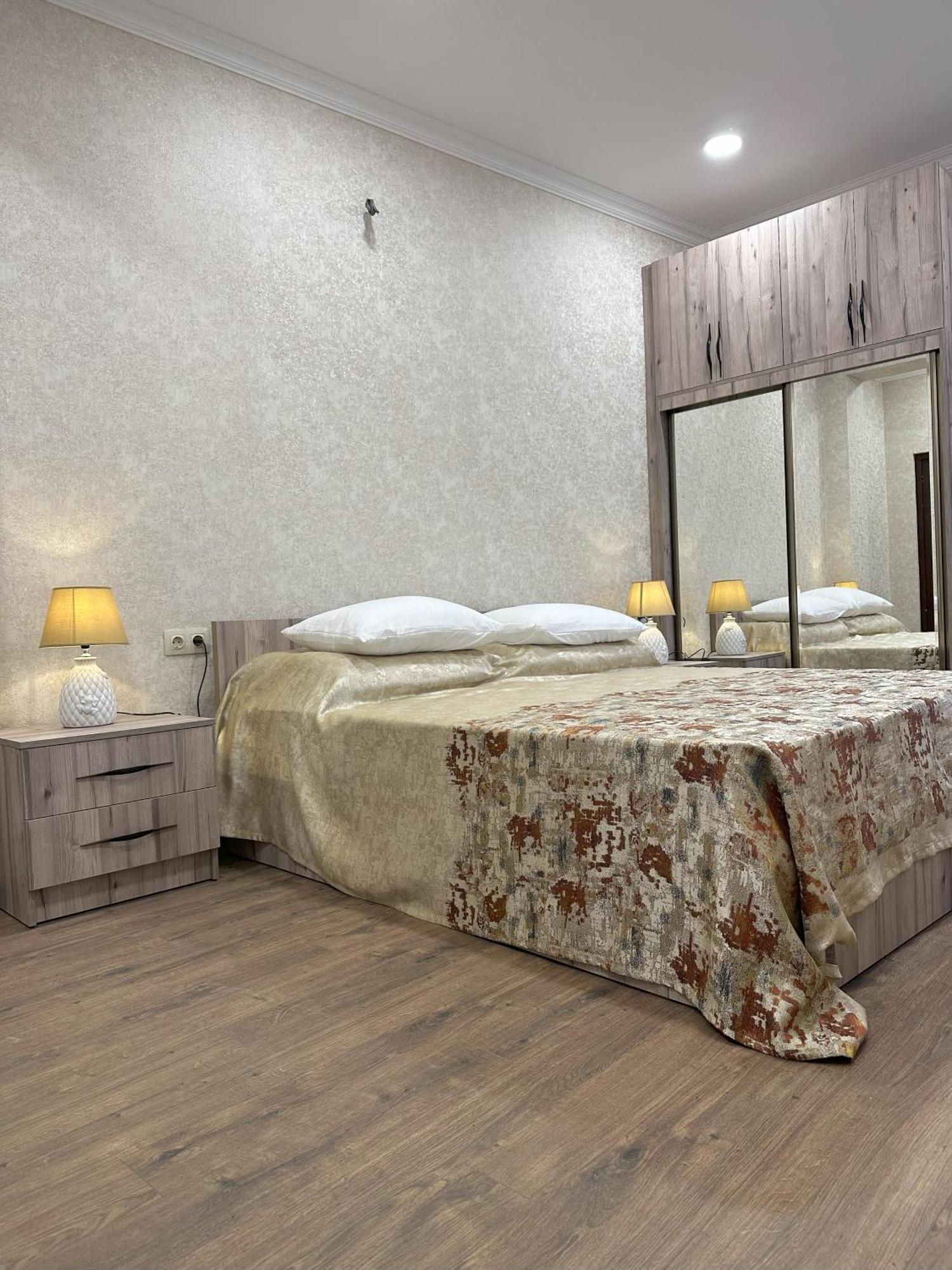 Three Palms Guest House Tbilisi Ngoại thất bức ảnh