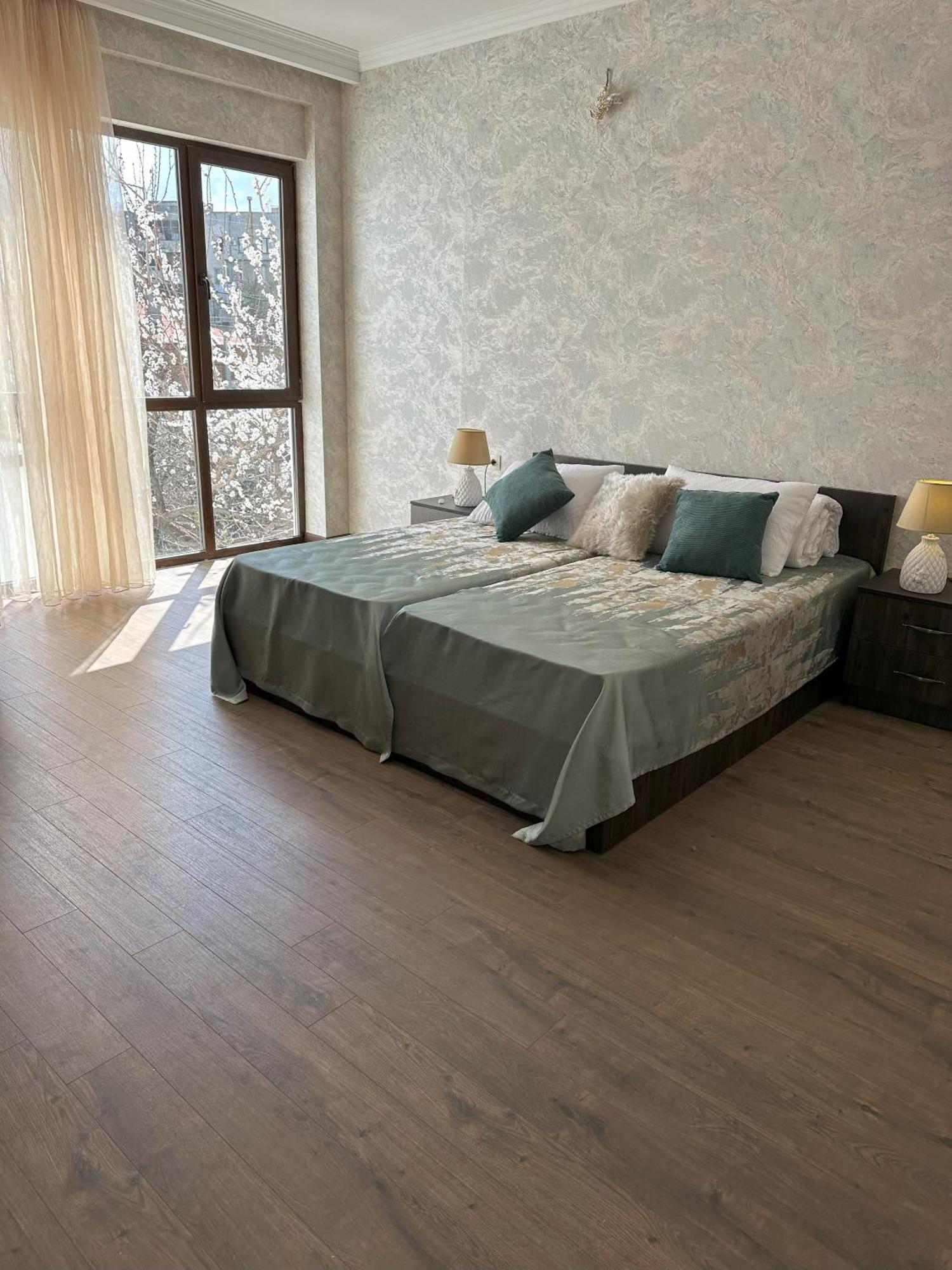 Three Palms Guest House Tbilisi Ngoại thất bức ảnh