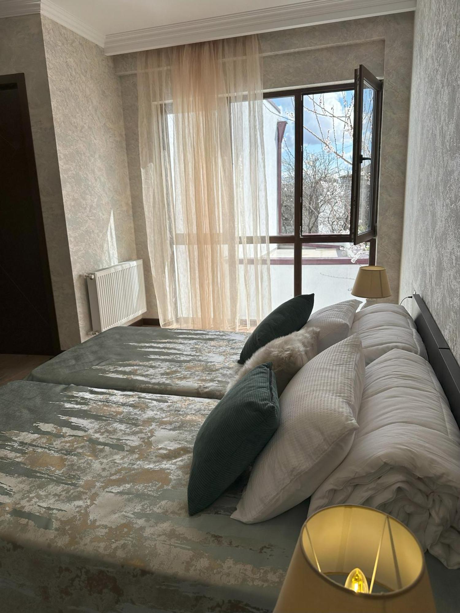 Three Palms Guest House Tbilisi Ngoại thất bức ảnh