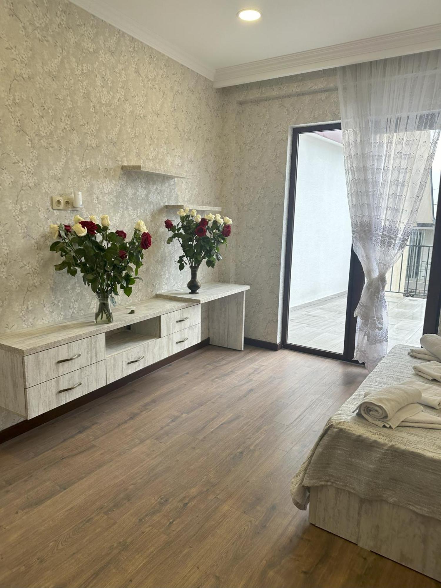 Three Palms Guest House Tbilisi Ngoại thất bức ảnh