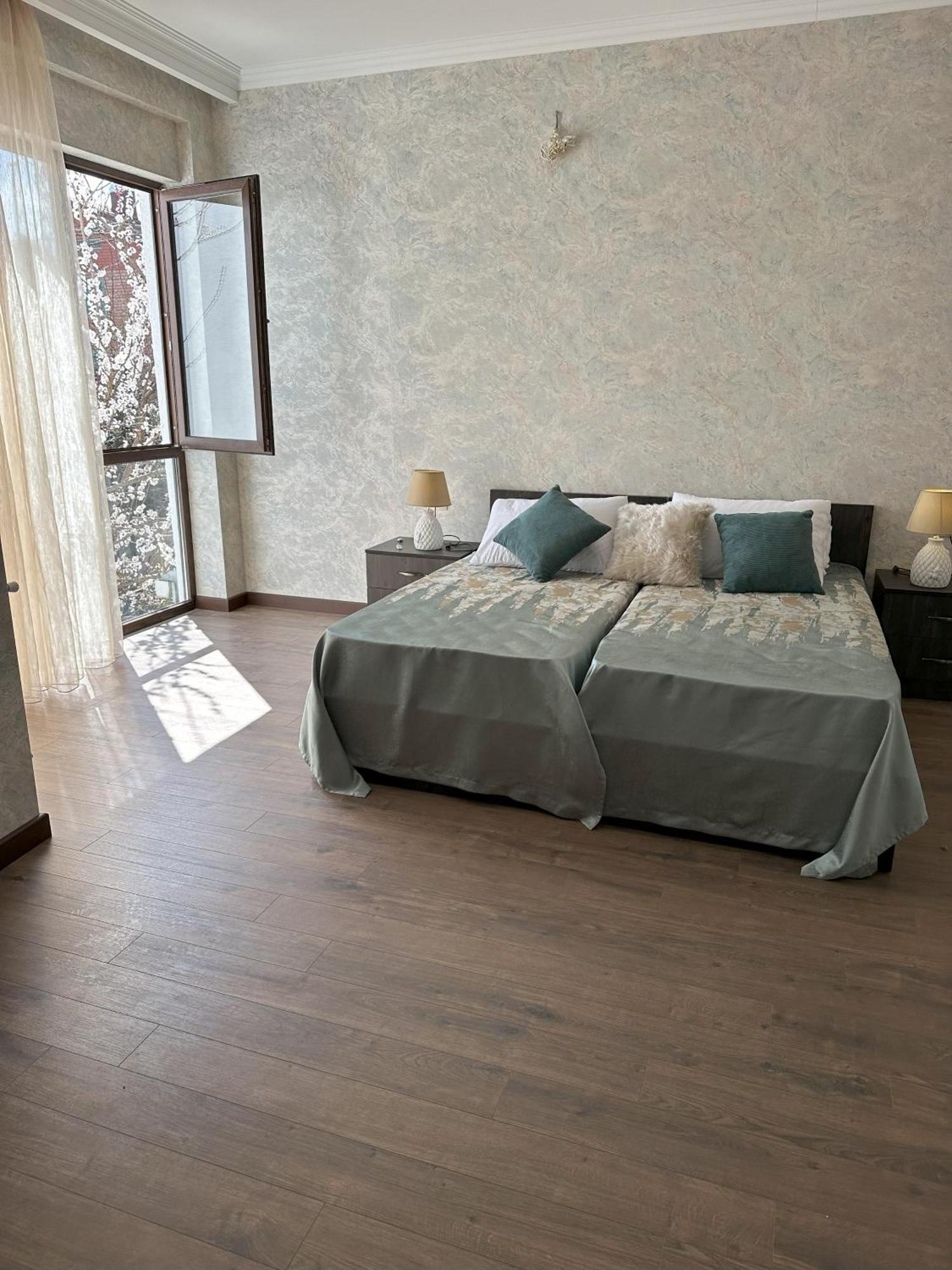 Three Palms Guest House Tbilisi Ngoại thất bức ảnh