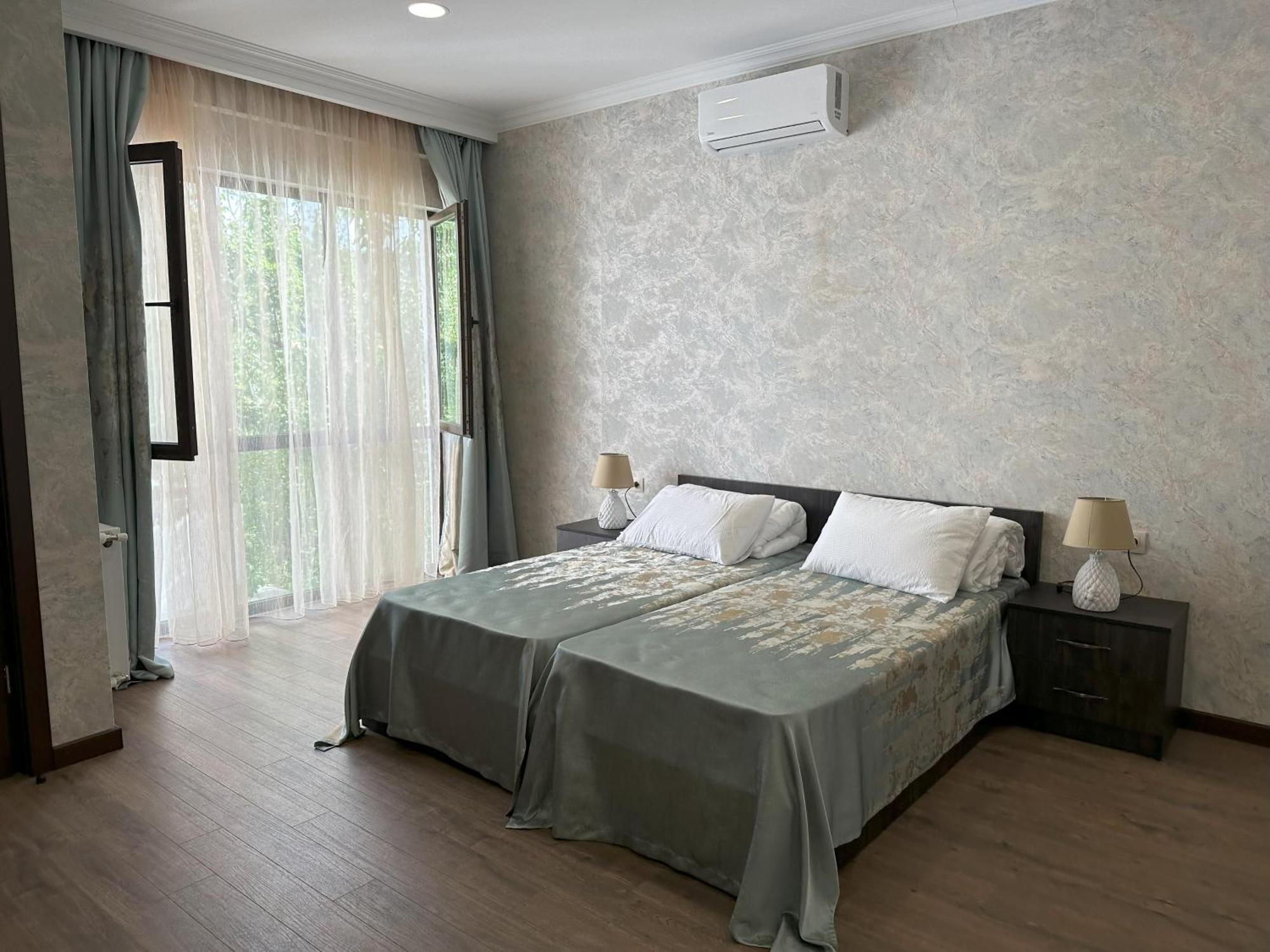 Three Palms Guest House Tbilisi Ngoại thất bức ảnh