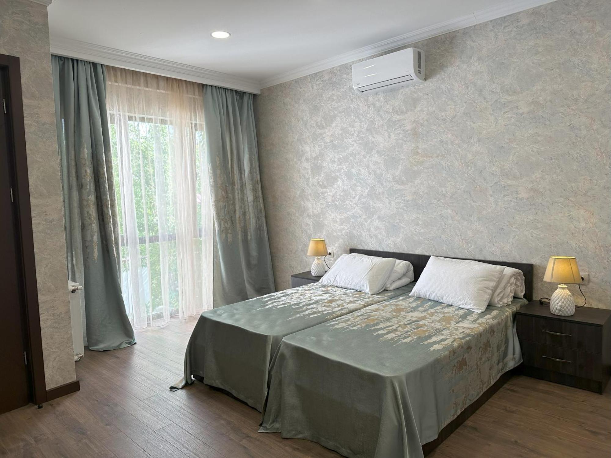 Three Palms Guest House Tbilisi Ngoại thất bức ảnh